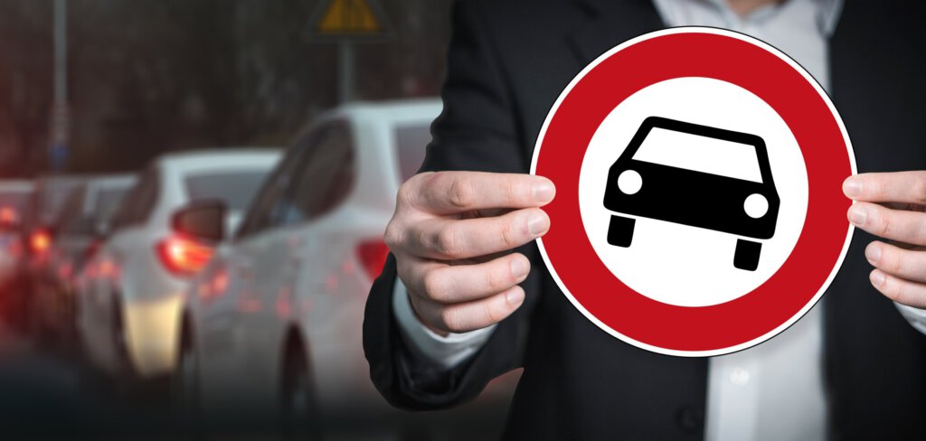Ein Schilf für ein Fahrverbot und Autos