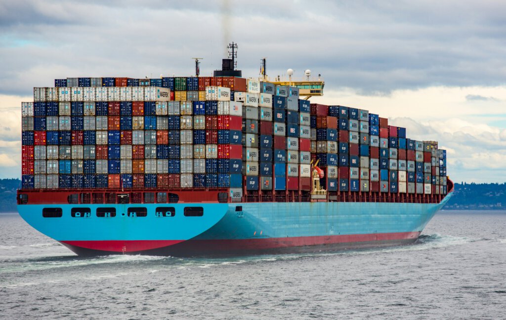 Ein voll beladenes Containerschiff auf hoher See