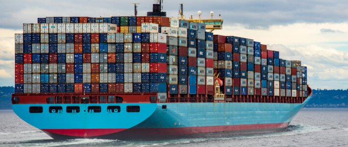 Schweizer Wirtschaft nimmt stärkere Fahrt auf Ein voll beladenes Containerschiff auf hoher See