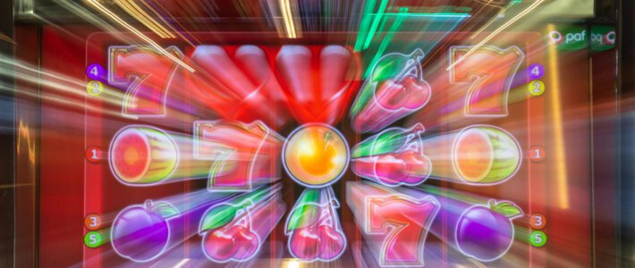 Immer riskantere Wetten Eine Slotmaschine mit verschwommenen Symbolen