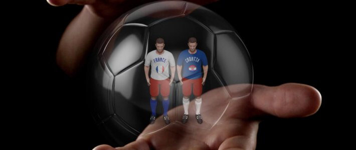 Zwei Hände um einen gläsernen Fussball mit zwei Spielerfiguren drin