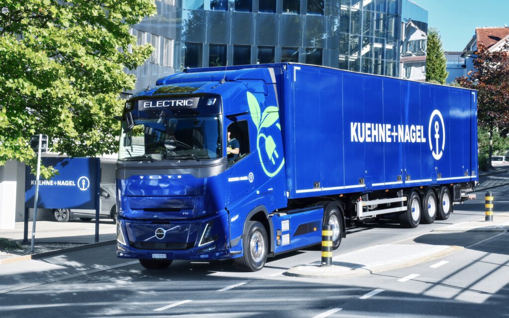 Ein Lastwagen der Firma Kühne+Nagel in Schindellegi