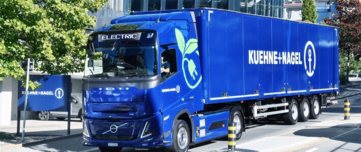 Ein Lastwagen der Firma Kühne+Nagel in Schindellegi