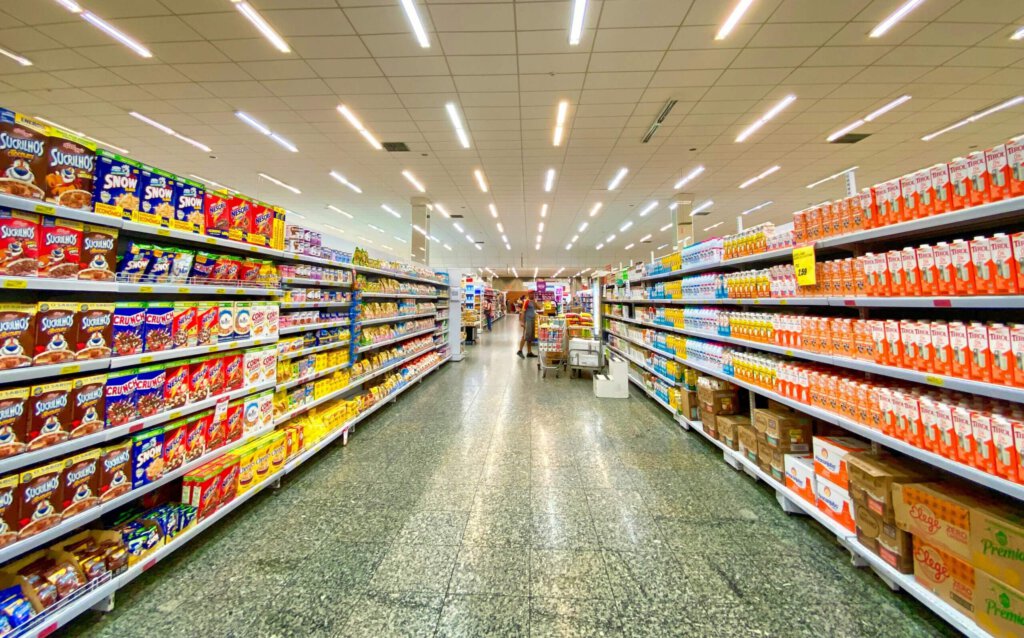 Bild in die Regale eines Supermarktes