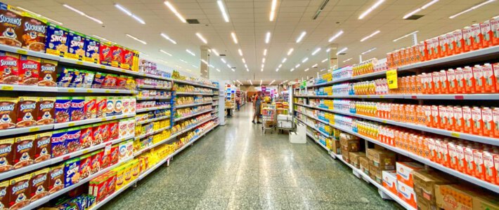 Bild in die Regale eines Supermarktes