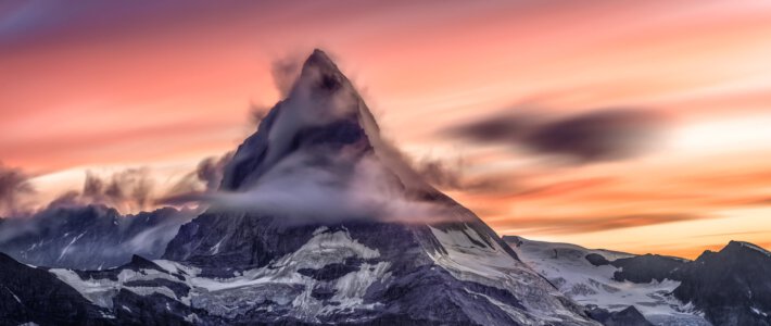 Schweiz hilft verlustreichen Firmen Ein Blick auf das Matterhorn in der Abendsonne