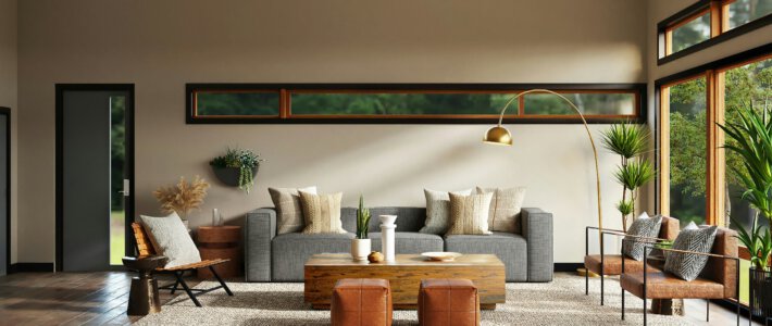 Ein grossflächiges Wohnzimmer mit Sofa und Stühlen