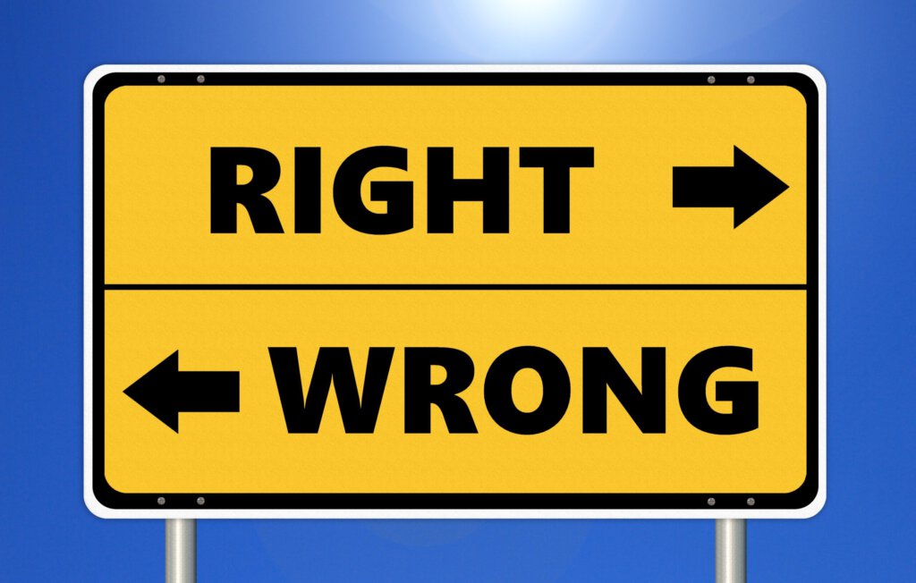 Unterschiedliche Pfeile «Right» und «Wrong» auf einem Schild