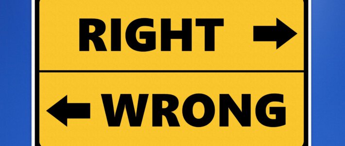 Talentverschwendung als grosse Sünde Unterschiedliche Pfeile «Right» und «Wrong» auf einem Schild
