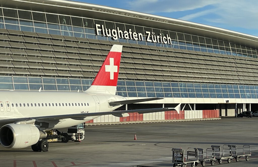 Flughafen Zürich mit einem Flugzeug der Swiss
