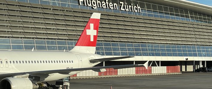 Am Flughafen Zürich wird das Kerosin knapp Flughafen Zürich mit einem Flugzeug der Swiss