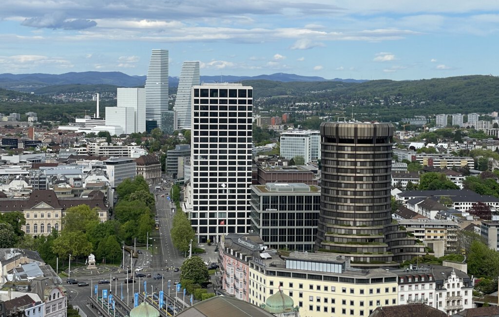 Ein Blick über Basel mit der Bank für Internationalen Zahlungsausgleich BIS im Vordergrund