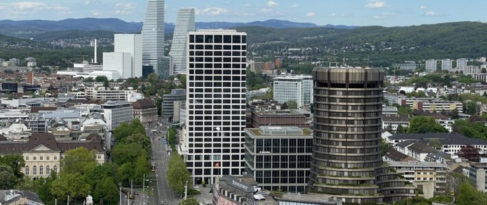 Schweiz gefährdet ihre Finanzstabilität selbst Ein Blick über Basel mit der Bank für Internationalen Zahlungsausgleich BIS im Vordergrund