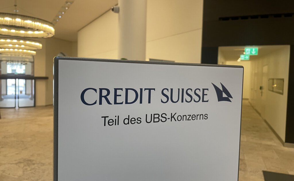 Schild von Credit Suisse und UBS in einer Schalterhalle
