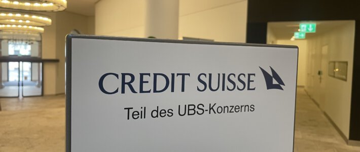 Bundesgericht mit Kostprobe auf AT1-Urteil der CS Schild von Credit Suisse und UBS in einer Schalterhalle