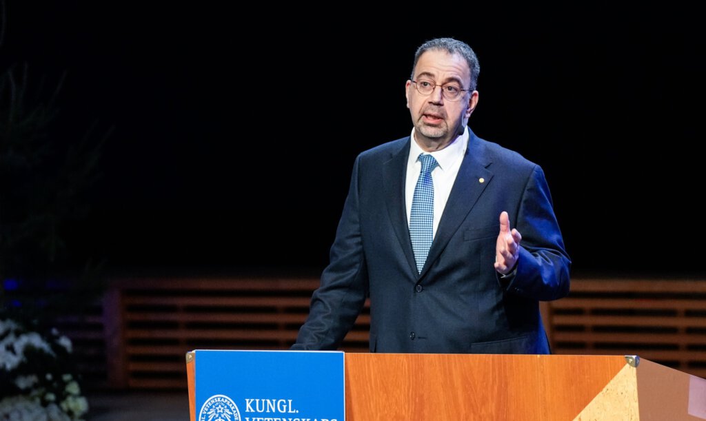 Daron Acemoğlu beim Erhalt des Nobelpreises für Wirtschaft 2024