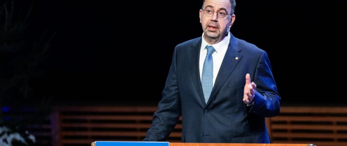 Acemoğlu als Retter liberaler Demokratien Daron Acemoğlu beim Erhalt des Nobelpreises für Wirtschaft 2024