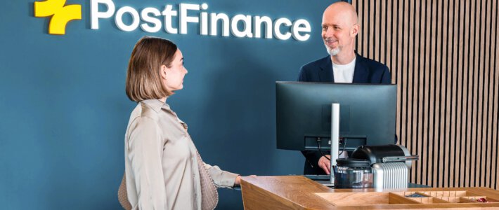 Schweizer Staatsbank muss nachsitzen Eine Filiale von Postfinance mit Logo an der Wand