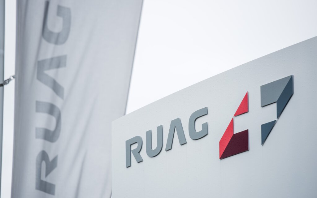 Logo und Fahne des staatlichen Rüstungskonzerns Ruag