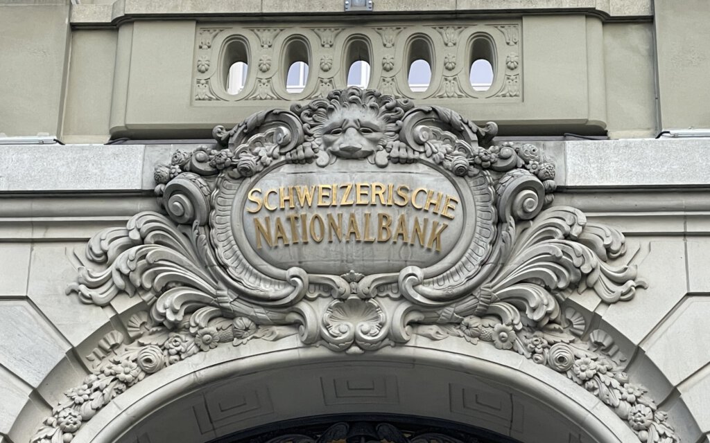 Logo der SNB am Sitz in Bern auf dem Bundesplatz