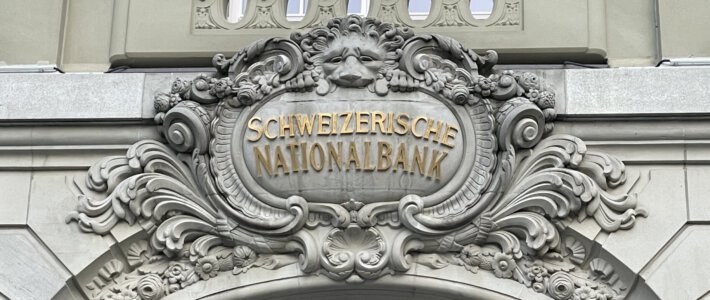 Logo der SNB am Sitz in Bern auf dem Bundesplatz