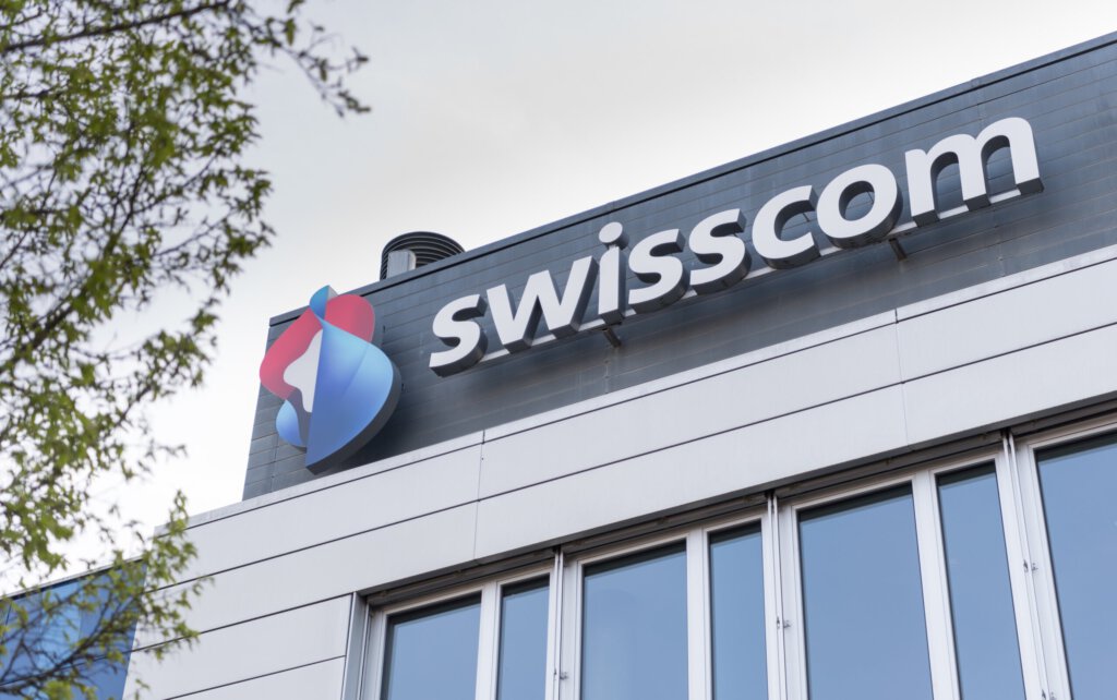 Swisscom-Logo auf einem Gebäude