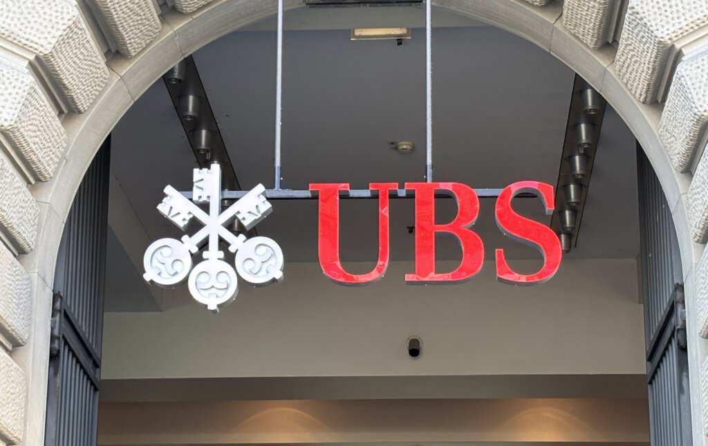 Logo der Grossbank UBS am Zürcher Paradeplatz