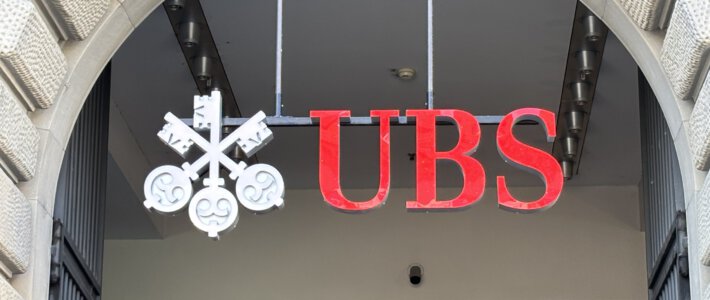 Grossbank UBS wird wetterfest Logo der Grossbank UBS am Zürcher Paradeplatz