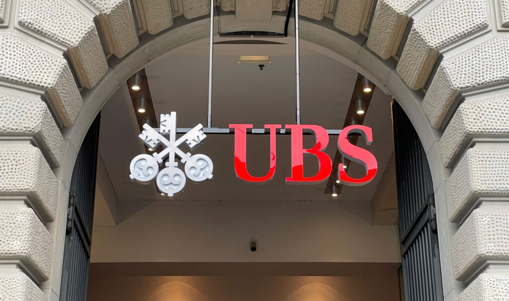 Logo der Grossbank UBS am Zürcher Paradeplatz