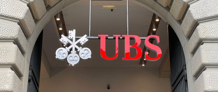 Logo der Grossbank UBS am Zürcher Paradeplatz