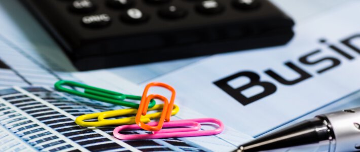 Vorgelagerte Inflationsdynamik steigt Ein Taschenrechner, Büroklammern und Tabellen