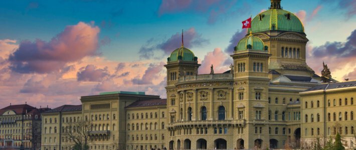 Der Schweizer Staat schwimmt im Geld Blick auf das Schweizer Parlament in Bern