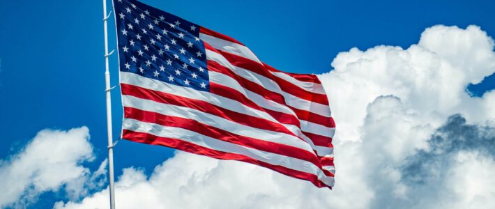 Amerikaner wieder vor den Schweizern Eine US-Flagge im Wind vor blauem Himmel mit weissen Wolken
