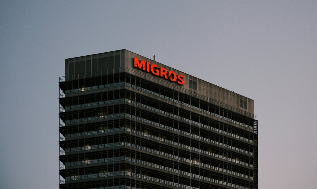 Gebäude mit Migros-Logo