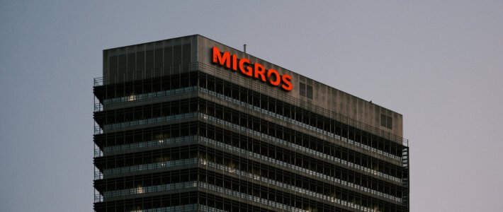 Migros-Gruppe wird erneut zur Grossbaustelle Gebäude mit Migros-Logo