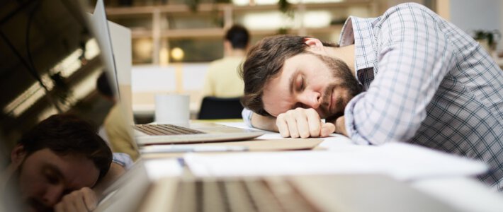 Selbständige sind oft Ältere, Männer und Workaholics ein Mann schläft im Büro vor Computern