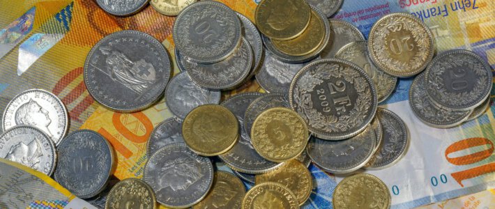 Frankenschwäche treibt Inflation Geldscheine und Münzen von Schweizerfranken