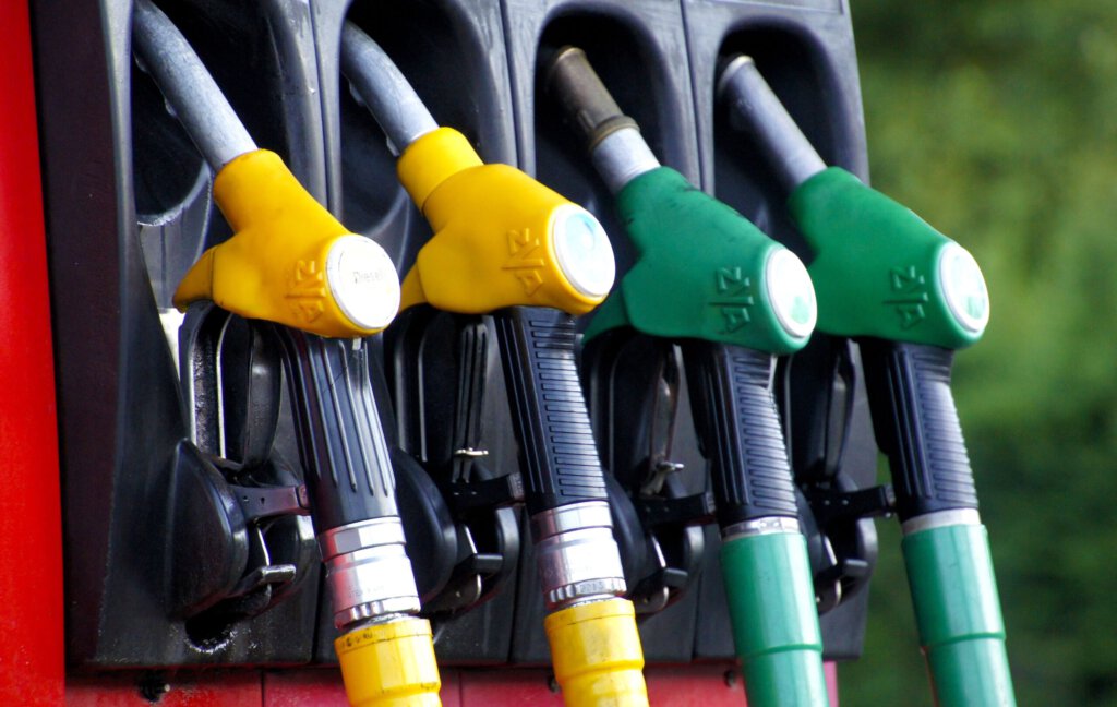 Zapfsäulen an einer Tankstelle