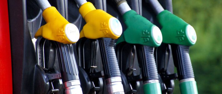 Schweiz muss erneut Diesel-Reserven anzapfen Zapfsäulen an einer Tankstelle
