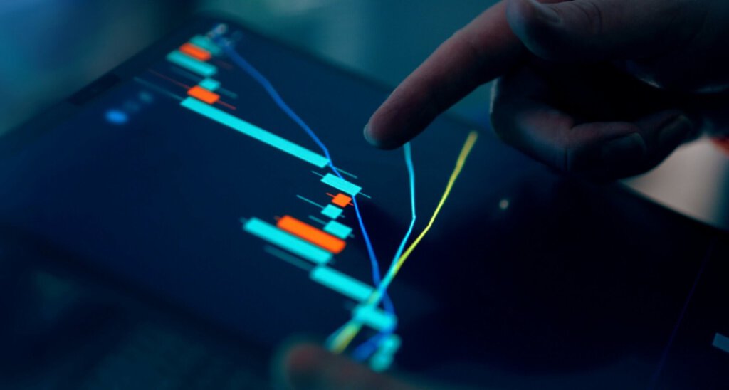 Ein Kerzen-Chart zur Aktienanalyse mit einem Zeigefinger