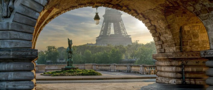Bange Schweizer Investorenblicke nach Paris Ein Blick auf den Eiffelturm in Paris