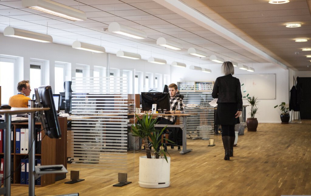 Ein Büro mit Angestellten