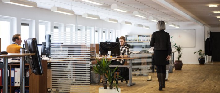 Effektivlöhne mit Giesskanne legen erneut zu Ein Büro mit Angestellten