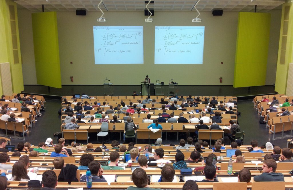 Studierende in einem Hörsaal