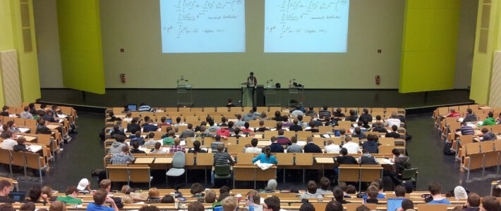 Explosion der Studentenzahlen Studierende in einem Hörsaal
