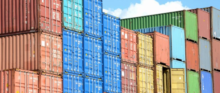 Historischer Importboom zeigt Wirkung Container an einem Transportterminal
