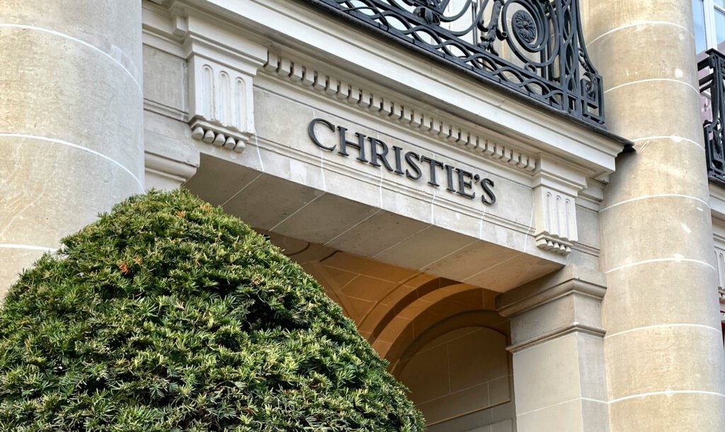 Logo des Auktionshauses Christie's an einem Gebäude