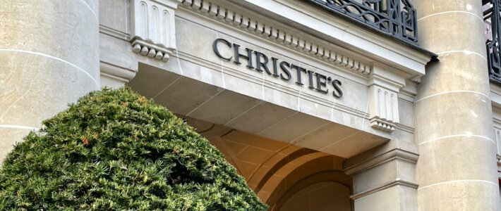 Logo des Auktionshauses Christie's an einem Gebäude