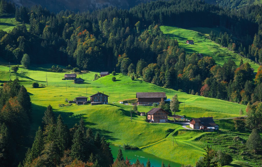 Häuser auf den Schweizer Alpen