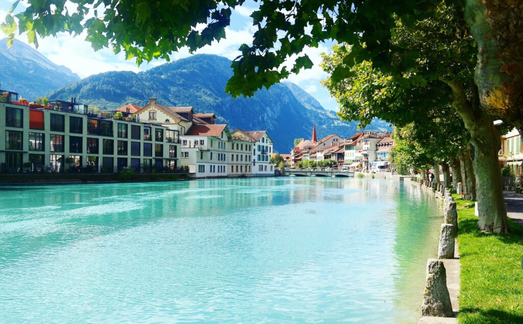 Ein Blick über Häuser in Interlaken